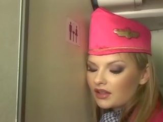 Pěkný blondýnka letuška sání kohout onboard