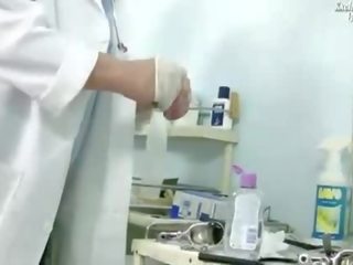 Iškrypęs medicininis practitioner examining jo pacientas