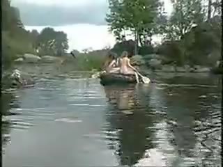 Três sensational meninas nua meninas em o selva em barco para putz caçar