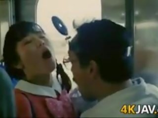 Adolescent prende tastata su un treno