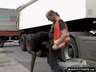Zwart strumpet rijden op eerste truck driver buiten