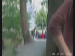 Tjeckiska älskling sugande sticka på den gata för pengar