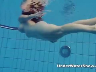 Redheaded stunner zwemmen naakt in de zwembad