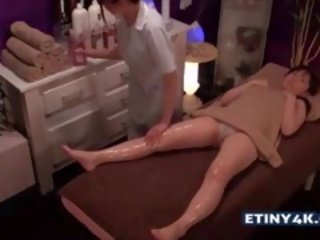 Dois sensational asiática meninas em massagem estúdio