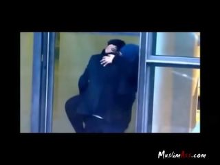 Hijab invatatoare prins parking de camera spion