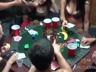 Βρόμικο συνδετήρας πόκερ παιχνίδι στο κολλέγιο κοιτώνας δωμάτιο πάρτι