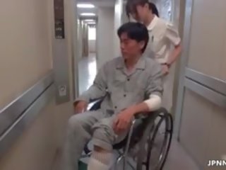 Pożądany azjatyckie pielęgniarka idzie szalone