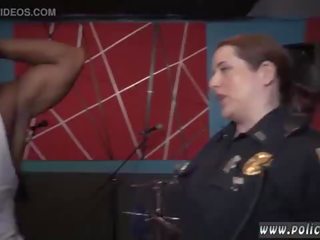 Lesbian polis pegawai dan angell musim panas polis gangbang mentah menunjukkan