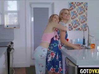 Lesbianas sexo vídeo con sexy madura asaltacunas vecina