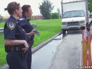 Fêmea policiais puxe sobre negra suspect e chupar sua pénis
