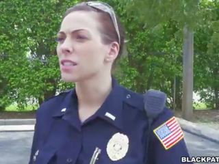 Płeć żeńska cops ciągnąć przez czarne suspect i ssać jego penis